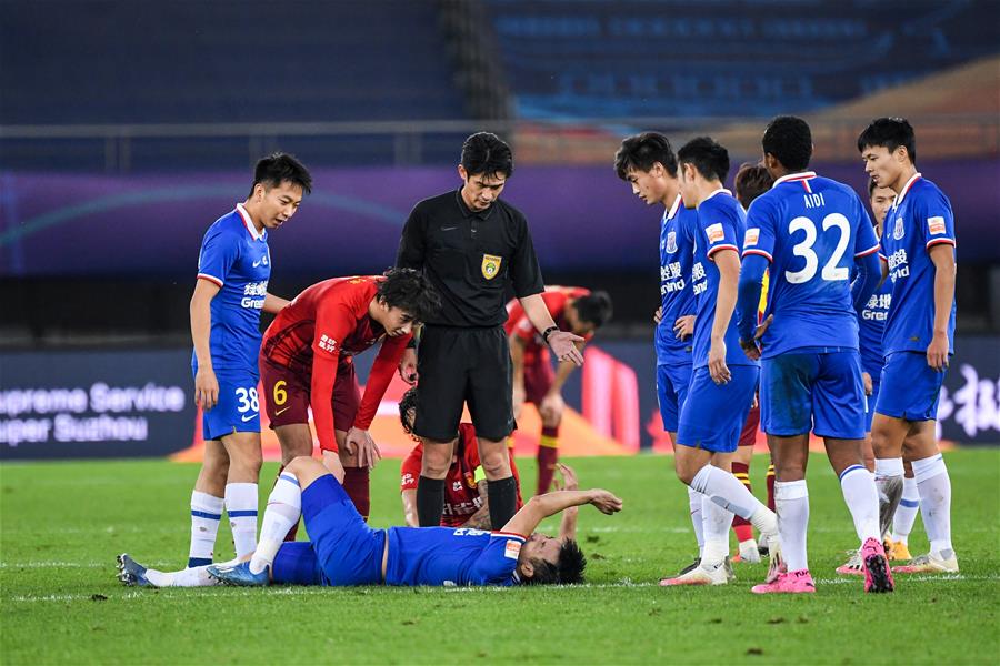 长春亚泰队启程出征青岛时，球迷用歌声为将士们送行（长春亚泰启程赴青岛，球迷以歌相送）