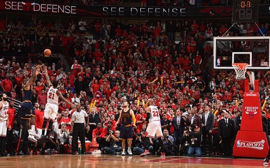 科尔谈巴特勒重摔在地：他说全身都疼，但他接管了比赛（科尔：巴特勒重摔后称全身疼痛，却仍接管比赛）